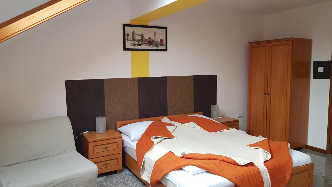 Aquarius Vendeghaz Hotel Szeged Bagian luar foto
